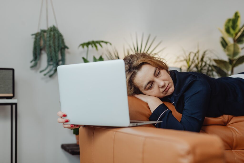 Person experiencing insulin resistance symptoms like fatigue, brain fog and belly fat