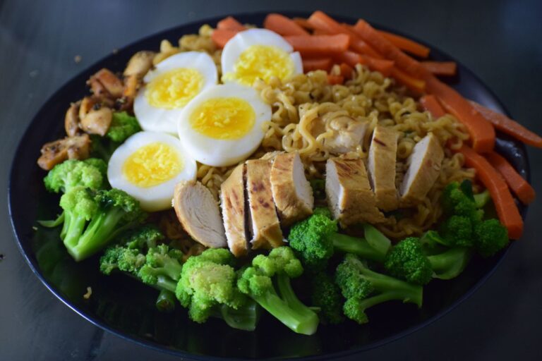 balanced plate with vegetables protein and whole grain foods for blood sugar control